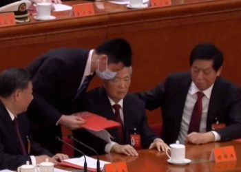 Xi Jinping just had his predecessor Hu Jintao hauled out of the CCP summit on live TV �