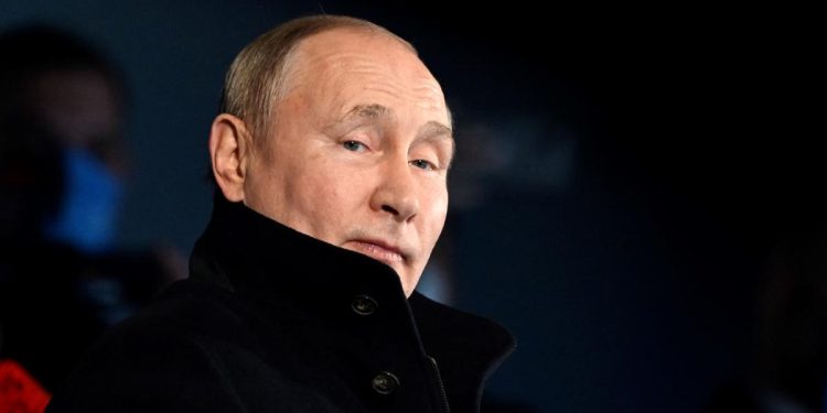 Putin critic and his friend found dead in India hotel