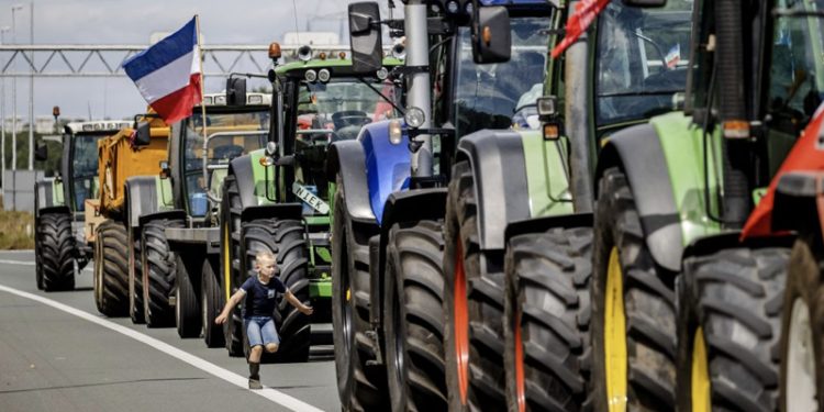 Shock Video: Netherlands Police Use Heavy Machinery to Overturn Tractors with Farmers INSIDE