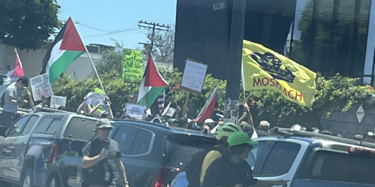 Mob Attacks Los Angeles Synagogue, Jews Fight Back