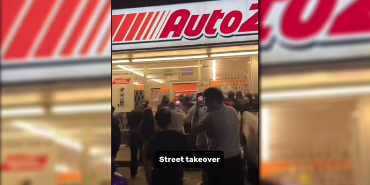 Video: Flash Mob Loots AutoZone