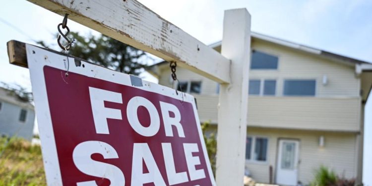 Existing home sales slipped to lowest level since 1995 as prices climb