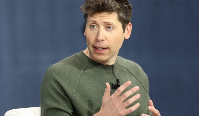 Elizabeth Warren Accuses Longtime Democrat Donor Sam Altman of Seeking ‘Favors’ from Trump After $1 Million Inaugural Donation