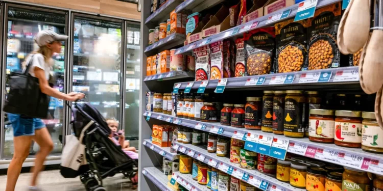 Consumer Confidence Slips as Inflation Expectations Jump