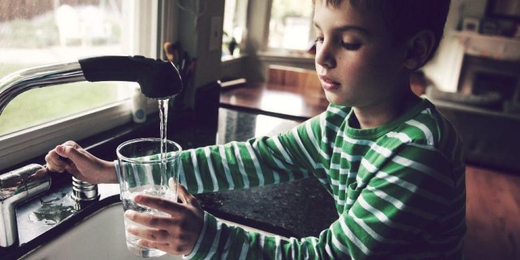 kid-fluoride-water