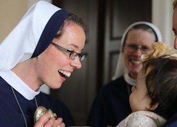 carmelite-sisters-nun-baby-child